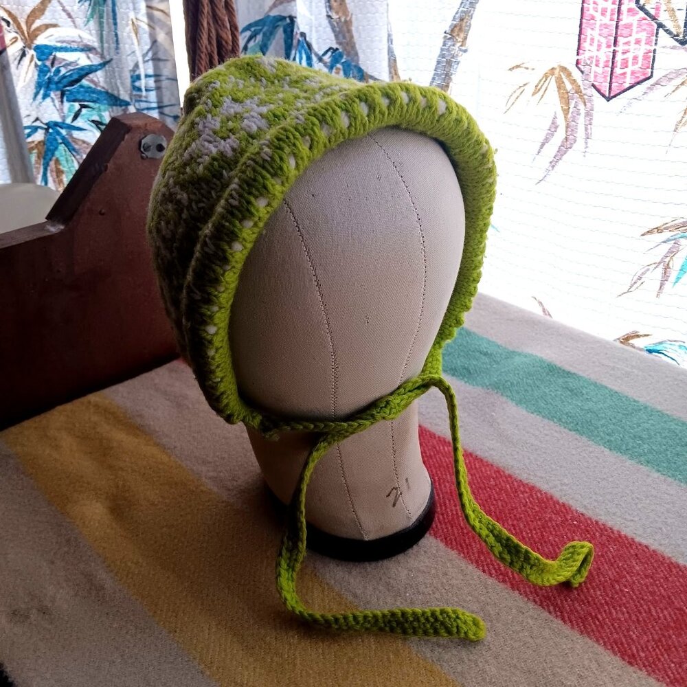 Vintage Hand-Knit Winter Bonnet Cap Green & White Cottage Hippy 1970s